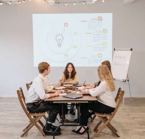 Equipo en reunión de trabajo